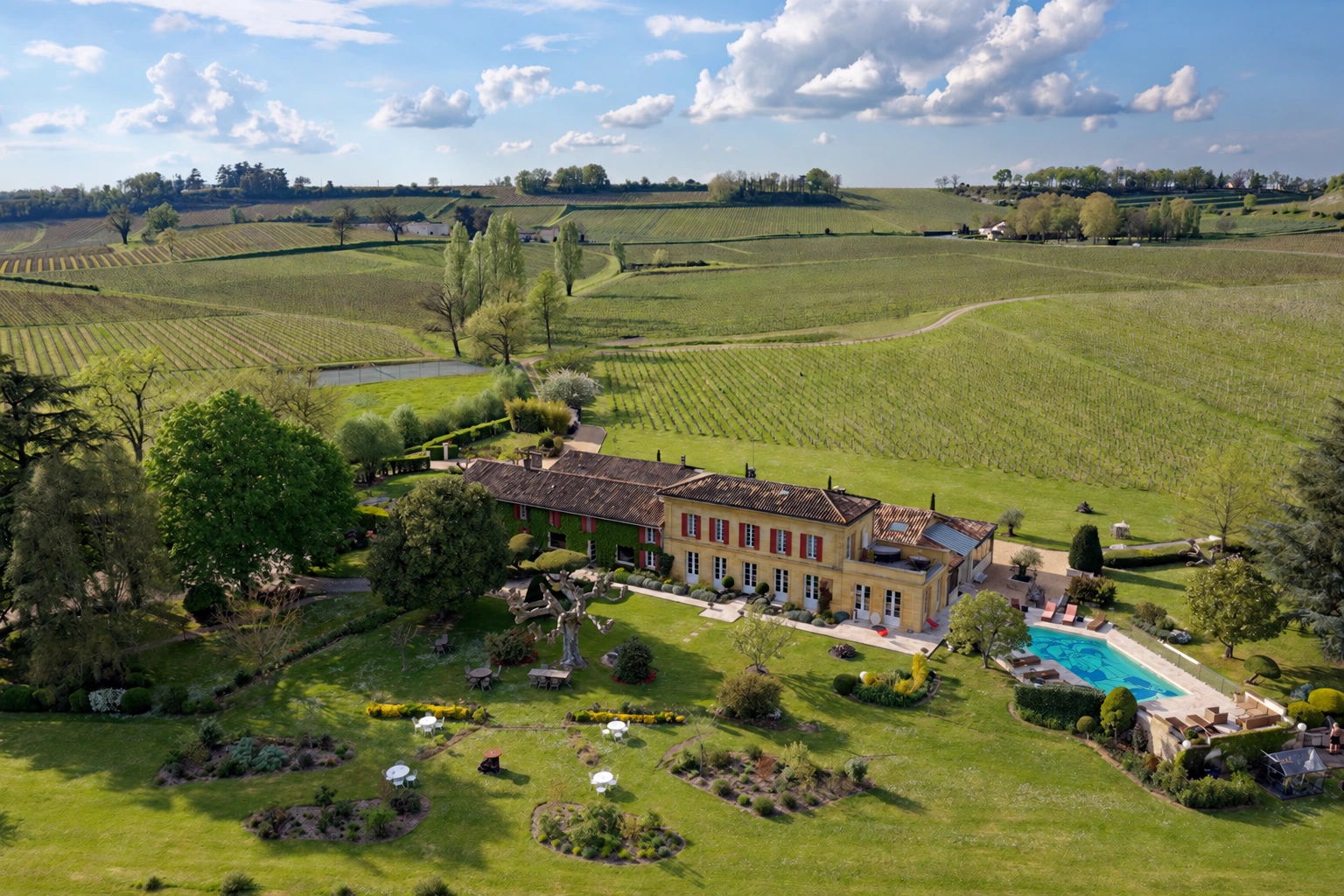 Vue aérienne du Château du Palanquey, de ses jardins, de sa piscine et des vignes environnantes