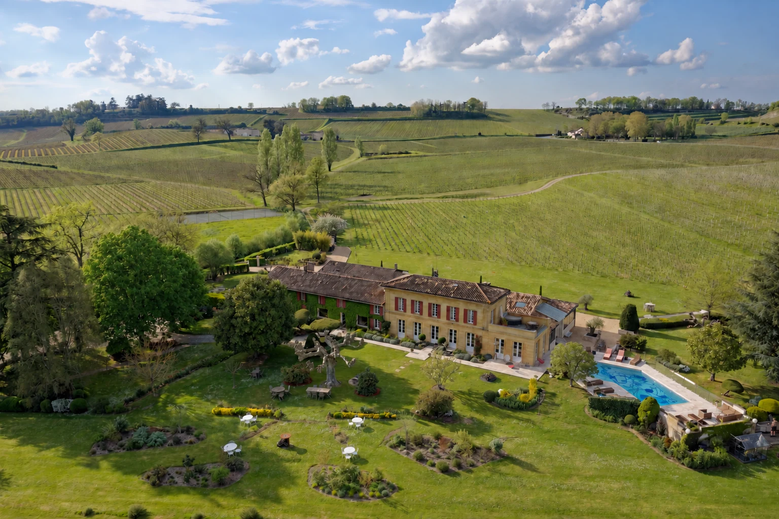 Le Château du Palanquey, sa piscine et les vignobles environnants
