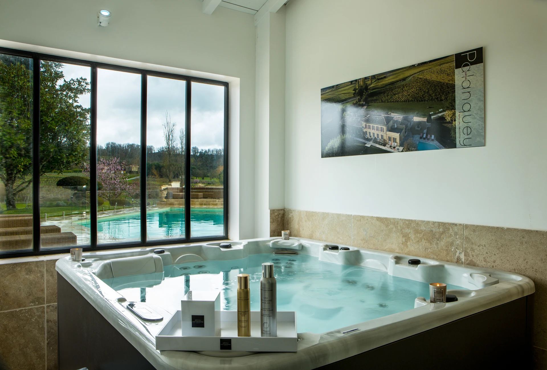 Le grand jacuzzi du Spa, ouvert sur le jardin