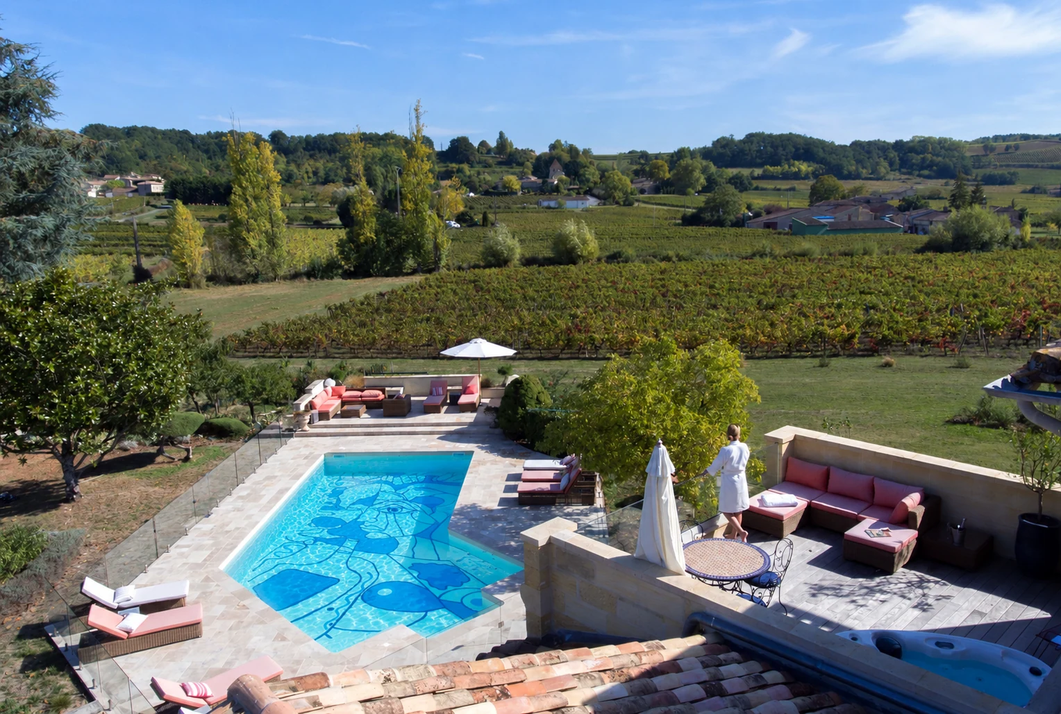 Vue depuis la terrasse sur la piscine et les vignes du Palanquey