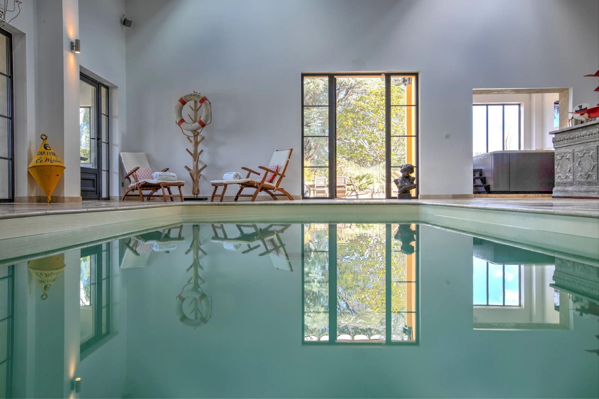 La piscine intérieure du spa, ouverte sur la lumière du jardin