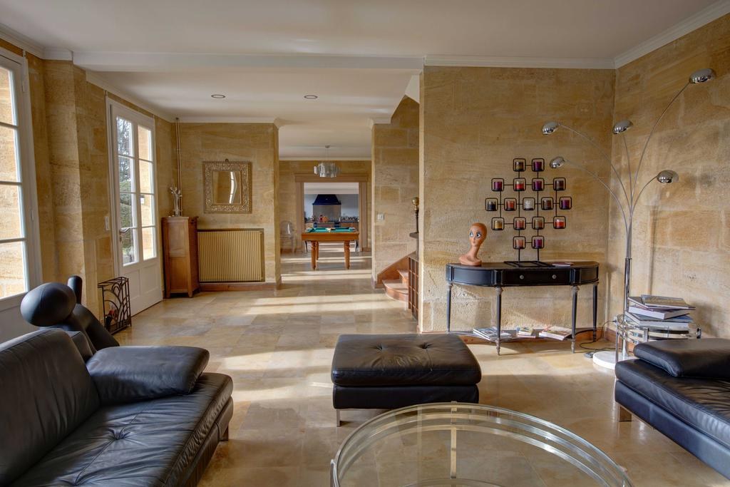 L’enfilade des salons, entre pierre blonde et mobilier contemporain