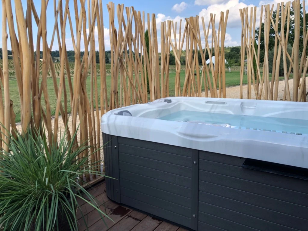 Der private Jacuzzi der Vignoble-Suite