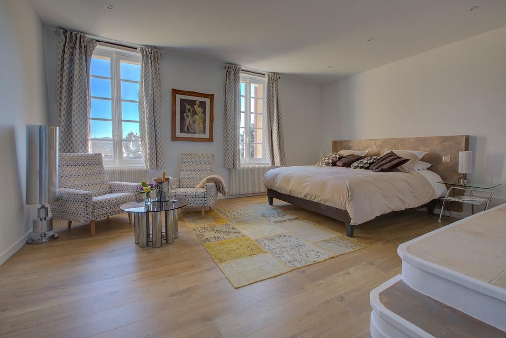 Une suite du Palanquey aux tons doux avec un espace salon